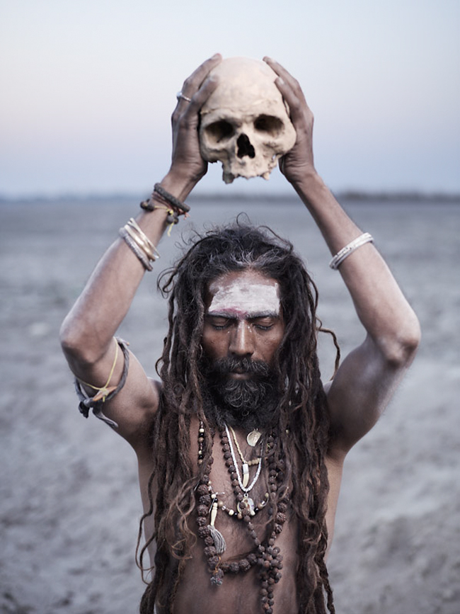 The Aghori have a profound connection with the dead. Death is not a fearsome concept, but a passing from the world of illusion.