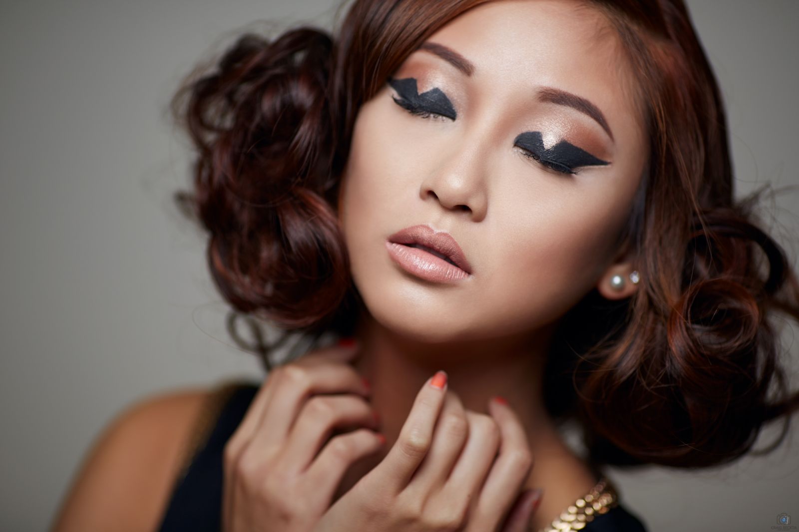 Clamshell Lighting with One Speedlight for Portraits