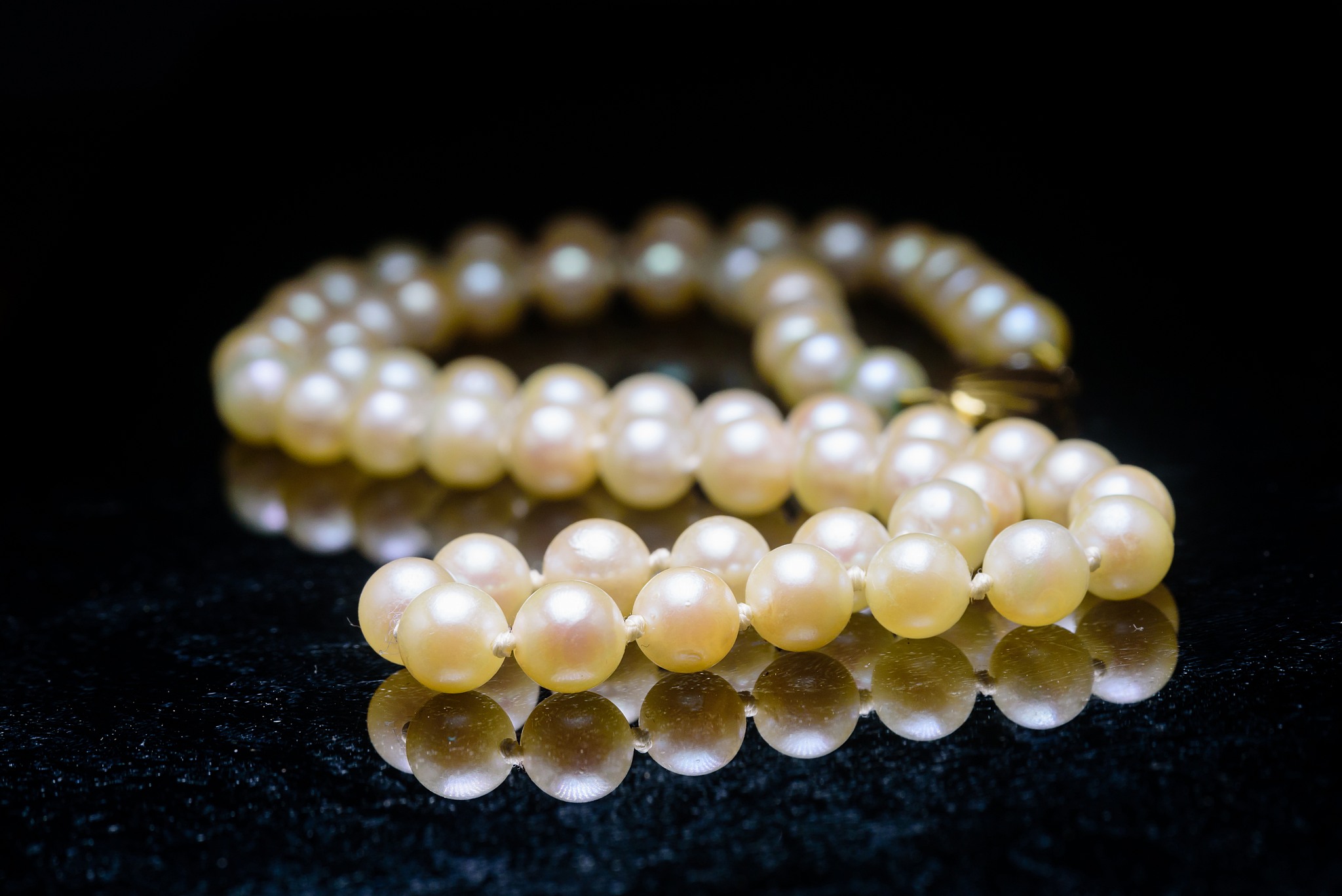 A Simple Method To Easily Light Wedding Rings & Detail Shots