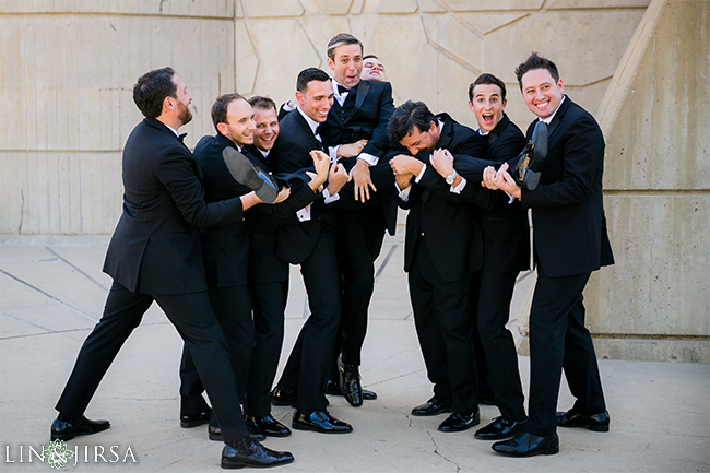 The Perfect Groom Poses For Wedding to Show Your Personality