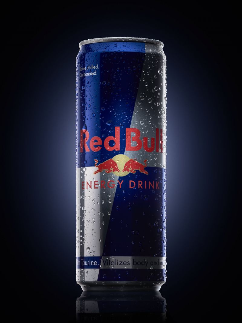 using a gridded reflector light modifier to create highlights on red bull can