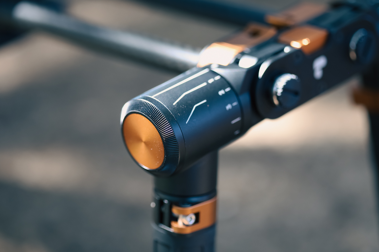 Pivot shoulder rig grip features
